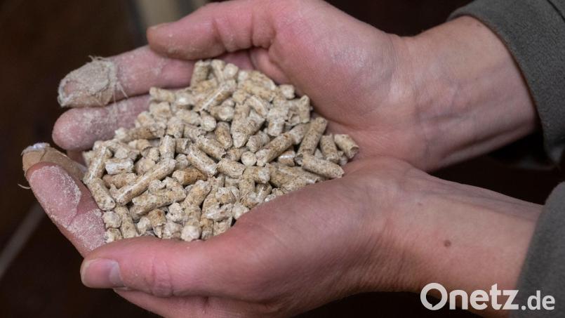 Zu viele Säcke mit Pellets hatte am Samstagmorgen ein 61-Jähriger in Waldsassen auf seinen Anhänger gepackt. Symbolbild: Boris Roessler/dpa