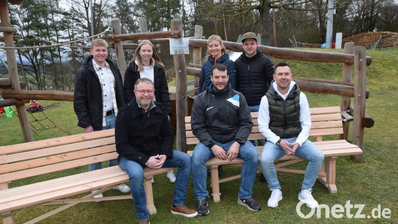 Zwei Sitzbänke stiftet die Kirwagemeinschaft für den Kinderspielplatz in Kürmreuth. Sitzend von links Hans Martin Grötsch, Michael Straub und Thomas Pirner, stehend von links Lukas Gebhard, Tina Wittmann, Viola Hagerer und Julian Taubmann. Bild: hdk