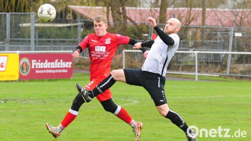 Der Waldershofer Lukas Hausladen (links) und Tobias Schraml vom FC Lorenzreuth kämpfen um den Ball. Der TSV Waldershof gewann zum Auftakt der Rest-Rückrunde das Derby gegen die Lorenzreuther mit 6:2. Bild: Schrems