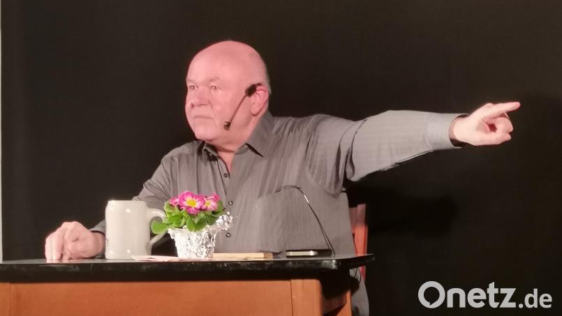 Mit ausdrucksstarker Mimik und Gestik untermalt Toni Lauerer seine Erzählungen. Bild: amö