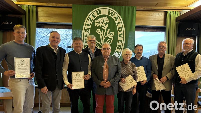 Altbürgermeister Gerd Werner (Zweiter von rechts) wird für 40-jährige Mitgliedschaft beim OWV Neustadt mit der Ehrennadel des OWV in Gold ausgezeichnet. Bild: krb