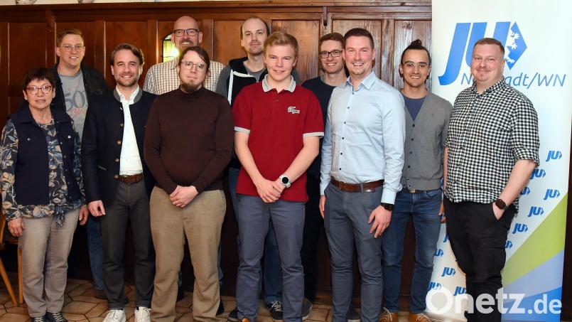 Benedikt Jesse (vorne, Vierter von links) ist als Vorsitzender der JU Neustadt Nachfolger von Ulrich Kißler (Dritter von rechts). Benedikt Grimm (Zweiter von rechts) und Julian Gröger (vorne, Dritter von links) wurden aus den Reihen der Jungen Union verabschiedet. Bild: bgm