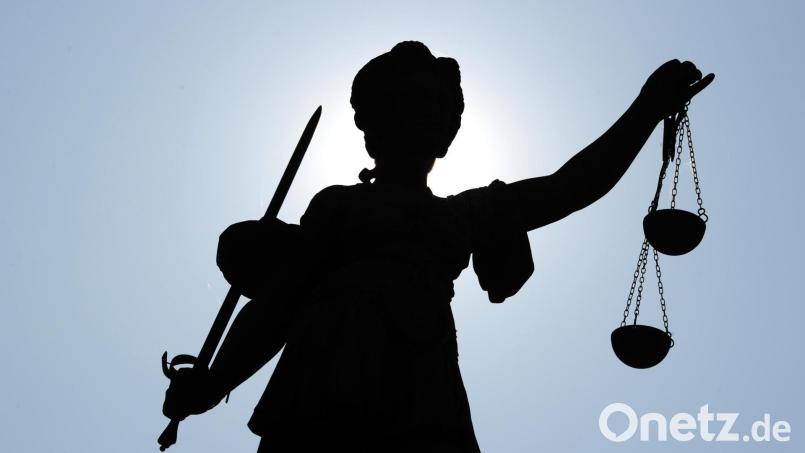 In Amberg musste sich ein 25-Jähriger vor Gericht verantworten, der einem 18-Jährigen ein Messer ins Gesäß gestochen hatte. Bild: Daniel Reinhardt/dpa