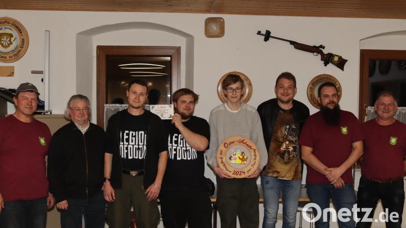 Den Siegern im Dorfpokal- und Osterschießen gratuliert Schießleiter Georg Dotzler (links) und Vorsitzender Heiner Graf (rechts). Bild: mrr