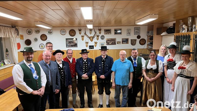 Der Vorstand des Trachtenvereins D'Vilstaler Haselmühl-Kümmersbruck (von links): Erster Vorsitzender Markus Gais, Bürgermeister Roland Strehl, Kassenrevisor Gerd Büttner, Erster Kassier Korbinian Stangl, Kassenrevisor Dieter Vetter, Musikwart Artur Piechotta, Vereinswirt Manfred Gais, Fähnrich Florian Bechtl, Erste Schriftführerin Katharina Gais, die Jugendleiterinnen Sandra Wittl und Jugendleiterin Corinna Piehler und Zweite Vorsitzende Sandra Haller. Bild: Anna Maria Bechtl/exb