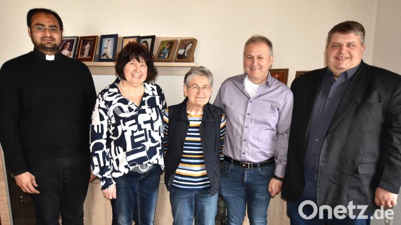 Zur Gratulation versammelt: (von links) Pfarrvikar Yeruva, Tochter Maria Götz, Jubilarin Maria Strobel, Sohn Thomas Strobel und Bürgermeister Dieter Dehling. Bild: no
