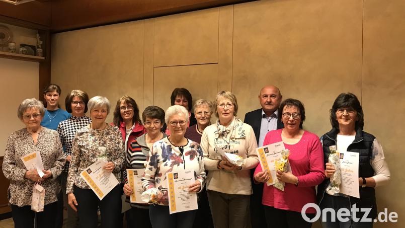 Langjährige Mitglieder ehrt der Kneippverein Hahnbach, hier mit der Referentin Martina Riedl (Zweite von links), der Vorsitzenden Doris Boesen (rechts) und dem Zweiten Bürgermeister Georg Götz. Bild: mma
