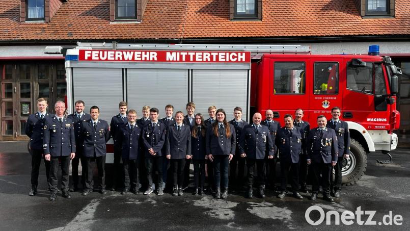 Zwölf Feuerwehrnachwuchskräfte legten erfolgreich die Grundausbildung ab. Bild: Philipp Sölch/exb