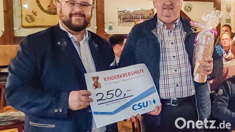 Insgesamt 400 Euro übergab CSU-Ortsvorsitzender Hans Walter an Vorsitzenden Herbert Putzer (von links), der beim Fischessen in Unterbruck auch die Geschichte und Arbeit der Spendenübergabe Kinderkrebshilfe Oberpfalz Nord vorstellte. Bild: Hans Walter/exb