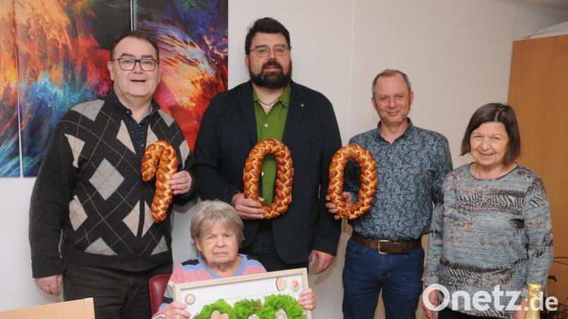 Zum 100. Geburtstag gratulieren der Jubilarin Irmgard Born (stehend, von links) Pfarrer Herbert Mader, Bürgermeister Stefan Frank, Enkel Martin Lorenz sowie Tochter Monika Lorenz. Bild: ge