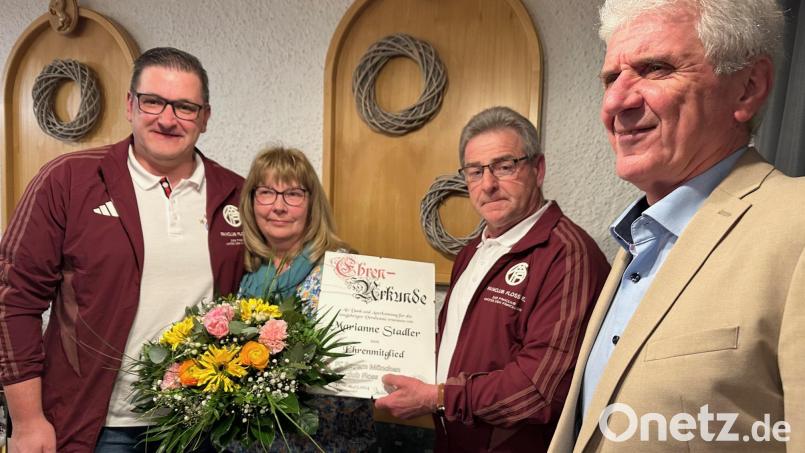 Marianne Stadler wird zum Ehrenmitglied des Flosser Bayern-Fanclubs ernannt. Zweiter Vorsitzender Harald Sigritz (Zweiter von rechts) überreicht mit Kassier Christian Haberkorn (links) die Ernennungsurkunde. Mit im Bild der Vorsitzende Gerhard Stadler (rechts). Bild: Eichl