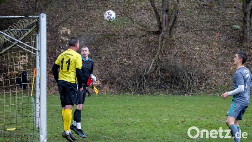 Lukas Böhm (links) rettete für den SV Pullenried kurz vor Ende der Partie einen Freistoß des FC OVI-Teunz per Kopf noch kurz vor der Torlinie. Damit sicherte er seinem Team einen Überraschungspunkt. Bild: Günter Uschold
