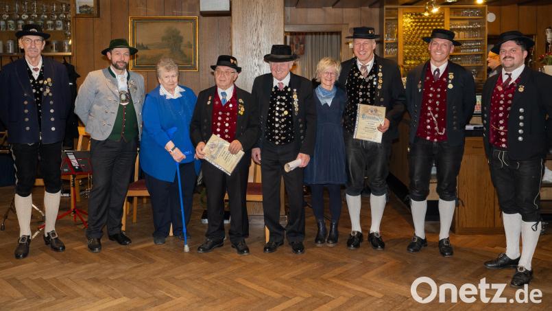 Ehrungen am Stamm-Jahrtag: (von links) Eckehard Papenfuß und Jürgen Hofmann vom Trachten-Gauverband, Marie-Luise Heindl, Johann Hiller, Hans Himmerer, Christl Lösch, Anton Stümpfl, Christian Steger und Thomas Häckl. Bild: Lukas Schmalzl/exb
