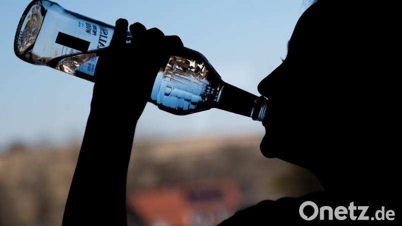 Ein Mann hat in Hof eine Flasche Wodka auf Ex geleert. Weil er nicht zahlen konnte, griff die Polizei ein. Symbolbild: Silas Stein
