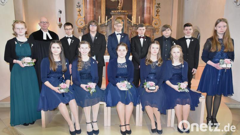 Sieben Mädchen und sechs Buben wurden am Sonntag Palmarum in der Kirche St. Veit in Illschwang von Pfarrer Thomas Schertel konfirmiert. Bild: no