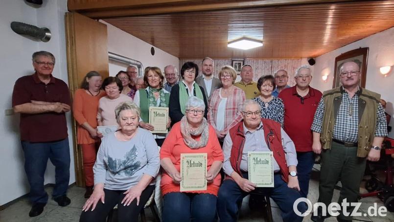 Viele Mitglieder des OWV Mantel werden für langjährige Treue geehrt. Einige bekommen auch den Ehrenbrief des Hauptvereins und die große Goldene Ehrennadel von Klaus Hannes-Kahler (hinten, links) in seiner Eigenschaft als stellvertretender Vorsitzender des Hauptvereins verliehen. Bild: sei