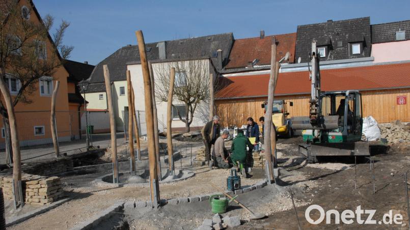 Die Hopfenstangen sind aufgestellt, die Wege bereits zu erkennen und werden nun gepflastert: In vier Wochen sollen die Arbeiten am Bürgertreff Hopfengarten in Schmidmühlen abgeschlossen sein. Bild: pop