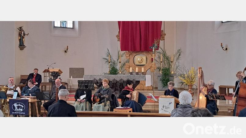 Josef Sterr (hinten, links) sowie die Gesangs- und Instrumentalgruppen machen die Botschaft der Bibel zu einem einmaligen, vertiefenden Erlebnis. Bild: bk
