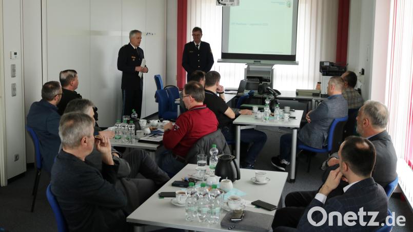 Erster Polizeihauptkommissar Martin Zehent (rechts) legt den Bürgermeistern seines Dienstbereichs wieder detaillierte Zahlen vor. Dabei wurde deutlich, dass die Bewohner in der Region sicher leben. Erstmals ist auch der Chef der Grenzpolizei, Erster Polizeihauptkommissar Thomas Meiler (links), dabei. Bild: Polizei Vohenstrauß/exb