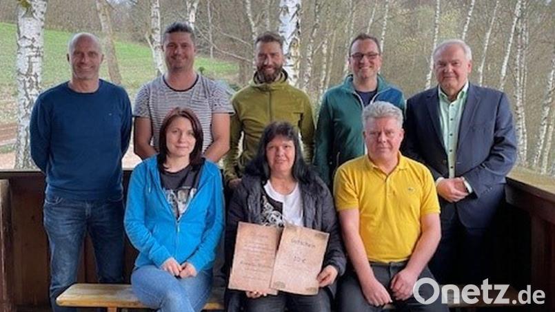 Die Vorstandsriege des Heimatvereins und Bürgermeister Günter Kopp (rechts) gratulierten Roswitha Waschka (Mitte sitzend) zur Auszeichnung für ihre langjährige Mitgliedschaft. Bild: Heimatverein Altensteinreuth/exb