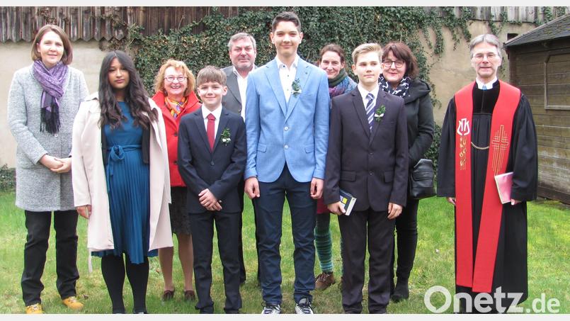 Am Sonntag feierten Olivia Abreu, Jonas Marksteiner, Luca Voigt und Felix Janner (vorne, von links) Konfirmation. Bild: sei