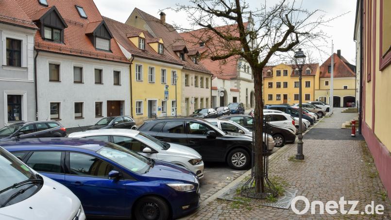 Der Paulanerplatz in Amberg ist derzeit ein geteerter Parkplatz in der Altstadt. Er soll schöner und grüner werden. Bild: Stephan Huber