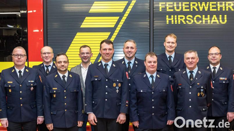 Die Feuerwehr Hirschau wählt ihre Kommandanten(von links): Kreisbrandrat Christof Strobl, Zweiter Vorsitzender Thomas Maier, Kreisbrandinspektor Michael Iberer, Dritter Bürgermeister Hermann Gebhard, der ehemalige Zweite Kommandant Claus Meyer, Erster Kommandant Sebastian Jasinsky, die stellvertretenden Kommandanten Daniel Brearley und Christoph Erras, Vorsitzender Michael Schuminetz und Kreisbrandmeister Marco Weiß. Bild: u