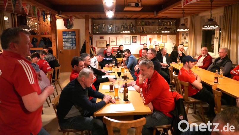 FSV-Vorsitzender Peter Sollfrank (links) bei der Jahreshauptversammlung des FSV Waldthurn im Sportheim Bild: fvo