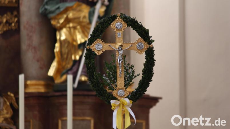 Das Vortragekreuz der Stadtpfarrkirche Neustadt/WN in österlichem Schmuck Bild: hbl