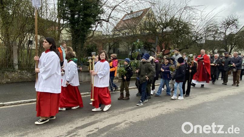 Stolz tragen die Erstkommunionkinder ihre Palmbuschen in der Prozession zur Kirche. Bild: Brigitte Grimm/exb