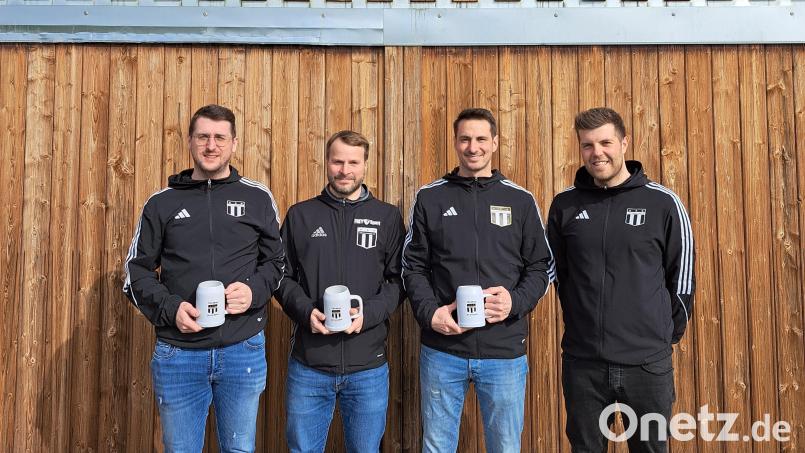 Der TSV Konnersreuth zeichnete langjährige Spieler aus. Von links: Christopher Rüth, Markus Hümmer, Tobias Wenisch, 2. Vorsitzender Florian Neumann. Bild: TSV Konnersreuth