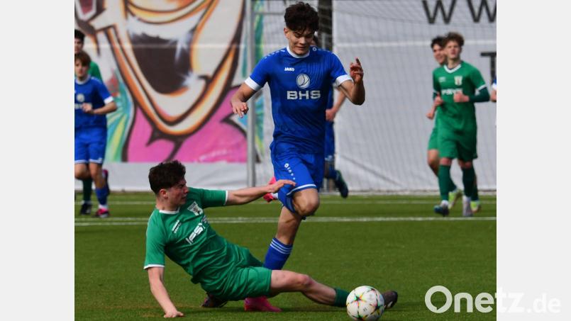 Moritz Hügel (am Ball, im Spiel gegen Großbardorf) erzielte zwei Treffer beim 7:1-Sieg in Weißenburg. Archivbild: Nachtigall