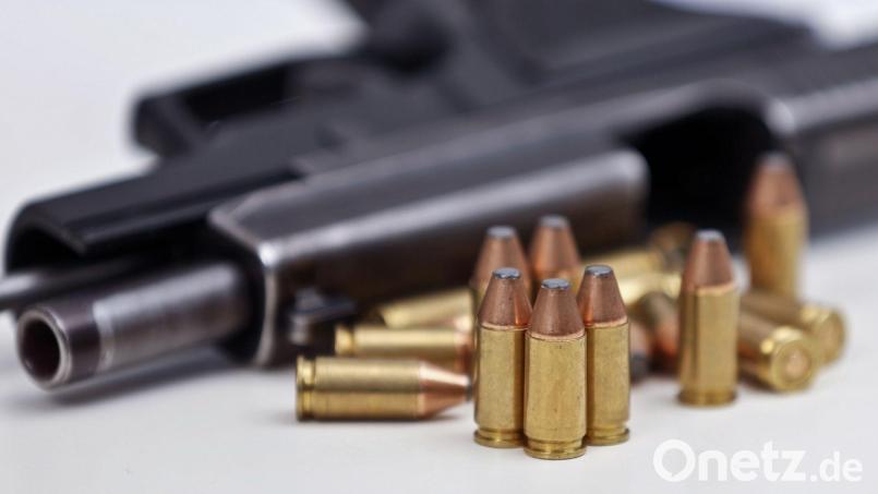 Eine Faustfeuerwaffe mit Magazin und Munition. Bild: David Young/dpa/Symbolbild