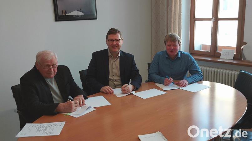 Die Bürgermeister Markus Schiesl und Johann Wilhelm unterzeichnen zusammen mit Kommunalbetreuer Wolfgang Dumm vom Bayernwerk die Konzessionsverträge. Bild: Max-Josef Wilhelm/exb