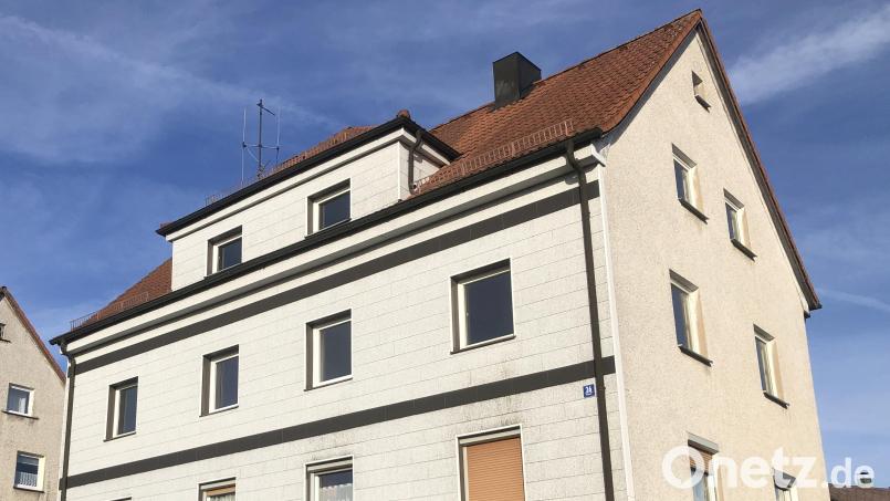 Das gemeindeeigene Mehrfamilienwohnhaus Marienstraße 36 wird saniert und bekommt auch eine schönere Fassade. Um die bevorstehende Maßnahme stemmen zu können, wurden 400.000 Euro im Gemeinde-Haushalt angesetzt. Bild: wro