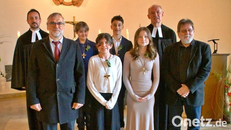Pfarrer Stefan Fischer und Heinrich Arweck mit den vier Konfirmanden von Ammersricht mit Werner Weinmann (links) und Ulrich Gerlach (rechts), den Vertrauensmännern von Ammersricht und Hirschau Bild: hdk