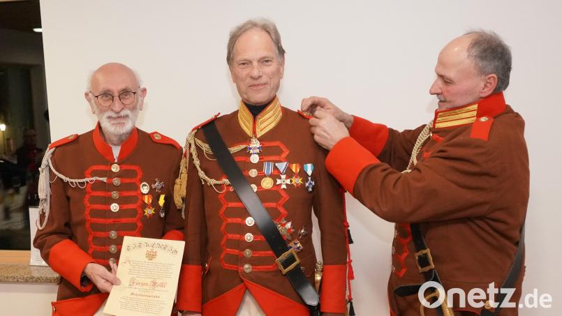Oberst Jürgen Völkl (Mitte) ist Schützenmeister des Jahres 2024 der „Historisch Hochfürstlich Lobkowitzischen Grenadiergarde der Gefürsteten Grafschaft Sternstein“. Kommandant Alois Krichenbauer (rechts) heftet dem zielsicheren Schützen die Schützenkordel an - mit dabei Korporal Helmut Gollwitzer (links). Bild: fvo