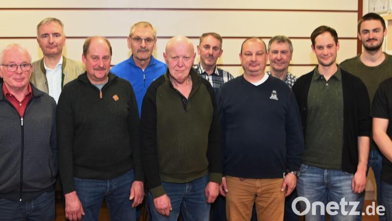 Die Verantwortung in der Teilnehmergemeinschaft Karmensölden ist auf viele Schultern verteilt. Unser Bild zeigt (von links) Oberbürgermeister Michael Cerny, Konrad Schuller, Landtagsabgeordneten Harald Schwartz, Christoph Nowak, Vorsitzenden Georg Strobl, Alfons Erras, Albert Wilhelm, Zweiten Vorsitzender Norbert Schwarz, Josef Eichenseer sen., Josef Eichenseer jun., Jonas Kummer und Matthias Walz. Bild: gf