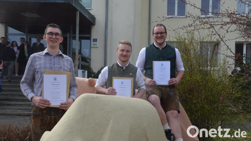 Die drei Prüfungsbesten: Lukas Bruischütz, Johannes Nickl und Simon Schaumberger (von links). Bild: Kunz