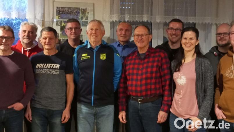 Der Kreisrat des Volleyballkreises Nord wurde in Schnaittenbach für die nächsten vier Jahre gewählt: (von links) Herbert Hubner, Noah Graf, Peter Rathgeber, Horst Fleischmann, Bernhard Hirsch, Matthias Mende, Günter Dobmeier, Roland Tschannerl, Werner Schmitt, Martin Schötz, Franziska Reiter, Marc Schultz, Peter Grosser und Saskia Böhm. Bild: Werner Schmitt