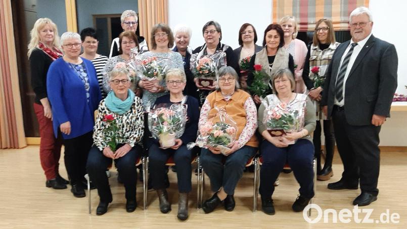 Das Vorstandsteam, Pfarrer Arnold Pirner (vorne, rechts) und Bezirksvorsitzende Angelika Vogl (vorne, links) graulieren den treuen Mitgliedern des Katholischen Frauenbunds Luhe. Bild: rgl