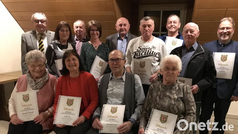 Für 20 bis 50 Jahre Treue ehren die Hahnbacher Wanderfreunde einige Mitglieder. Mit ihnen freuten sich die Vorsitzende Annemarie Graf (stehend, Vierte von links), Altbürgermeister Hans Kummert (links) und Zweiter Bürgermeister Georg Götz (Fünfter von links). Bild: mma