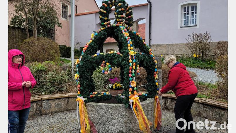 Mit bunten Bändern wird die Krone noch einmal verschönert. Bild: Cornelia Treml/exb