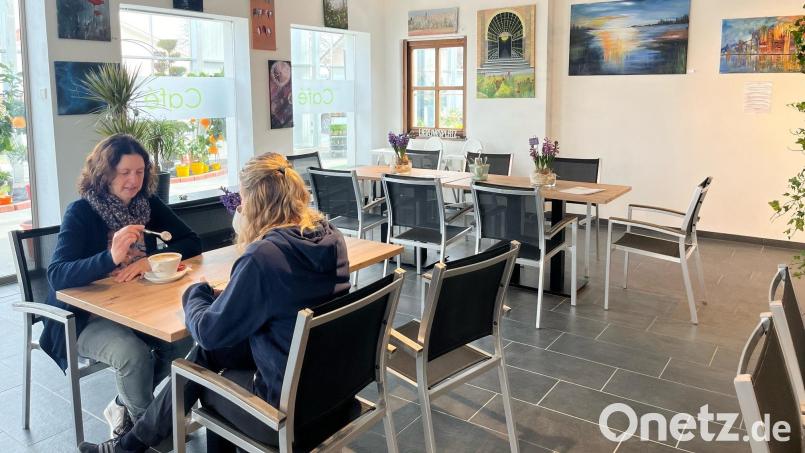 Das Café ist etwas abgetrennt von der Verkaufsfläche, lässt aber Aus- und Einblicke zu. Bild: ihl