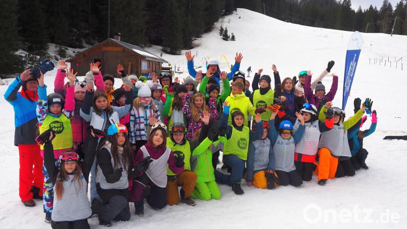 Für unvergessliche Tage am Spitzingsee dankte Schulleiter Alexander Köstler den Betreuern Karin Sieber, Eva Rößler, Maria Traidl, Doris Lautenbacher und Richard Söllner. Sie haben die Schüler und Schülerinnen während der Wintersportwoche begleitet. Bild: Karin Sieber/exb