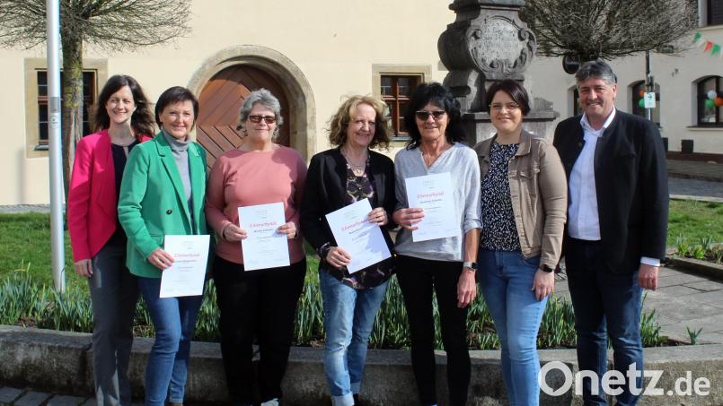 Bürgermeister Edgar Knobloch, FU-Vorsitzende Susanne Schnabel (von rechts) und FU-Kreisvorsitzende Susanne Reithmayer (links) nehmen bei der Jahreshauptversammlung der Grafenwöhrer Frauen-Union die Ehrungen vor. Bild: Christiane Mandl/exb