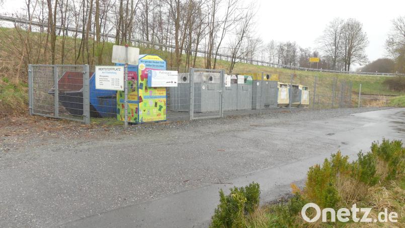Der Containerstandort am Friedhofsweg soll einen befestigten Unterbau erhalten. Bild: rn