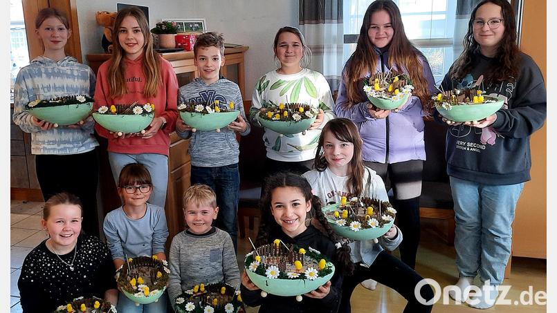 Das Ergebnis des Bastelnachmittags zu Ostern kann sich sehen lassen: Stolz zeigen die Mädchen und Buben ihr gebautes halbes Ei. Bild: R. Kreuzer