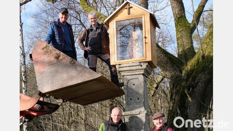 Der Bildstock bei Fehrsdorf hat mit dem neuen Holzgebäude eine sichtbare Aufwertung erfahren. Freude bei den Ausschussmitgliedern Peter Späth, Norbert Meierhöfer, Vorsitzenden Markus Staschewski und Heimatpfleger Fred Lehner (von links). Bild: le