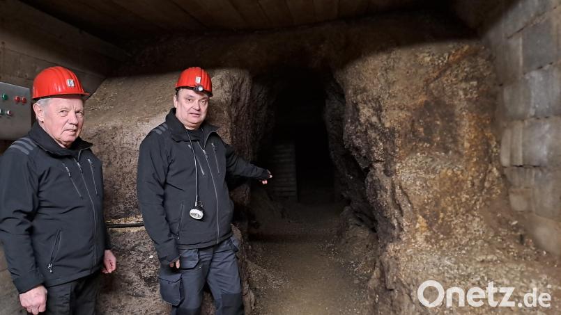 Bauingenieur Rudolf Elvers und Betriebsleiter Thomas Zutter (von links) zeigen den Weg hinein in handgeschlagene, über 500 Jahre alte Stollen. Bild: gis